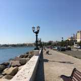 ... parte la serie di iconici lampioni situata sul lungo muretto che separa il marciapiede dal mare